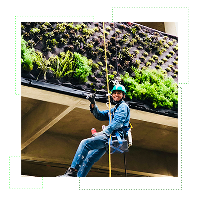 colaborador impermeabilizando